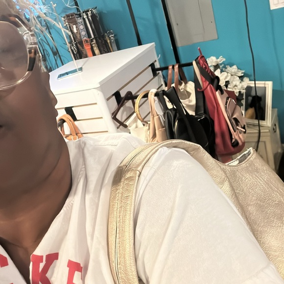 Reversible handbag with gold on one side and silver on the other - Picture 7 of 14